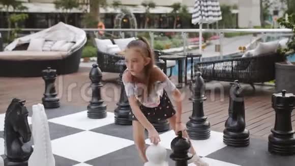 土耳其贝莱克2019年5月20日帕皮隆祖格玛酒店玩户外象棋大棋子母亲和女儿视频的预览图