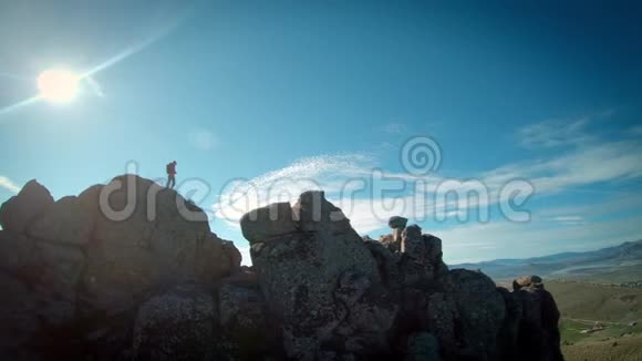 徒步旅行者在山顶视频的预览图