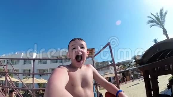 快乐男孩滑下滑水道在埃及的一家旅馆里和他一起自拍慢动作视频的预览图