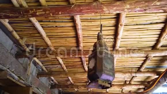 4一个挂在竹子天花板上的旧灯笼的K视频灯笼是铁的生锈的这典型的柏柏尔风格视频的预览图