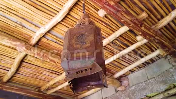 4一个挂在竹子天花板上的旧灯笼的K视频灯笼是铁的生锈的这典型的柏柏尔风格视频的预览图