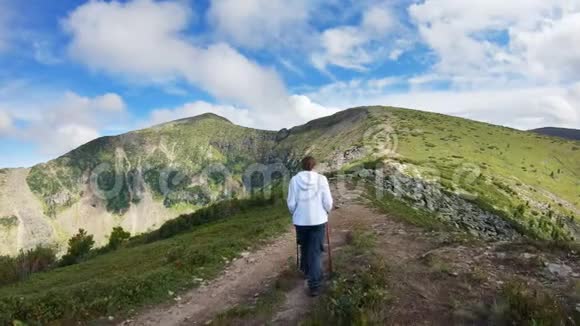 在山上行走的女人视频的预览图