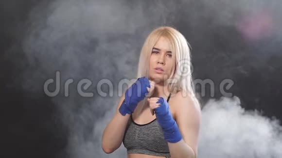 长发金发碧眼的跆拳道女子在健身室训练慢动作视频的预览图