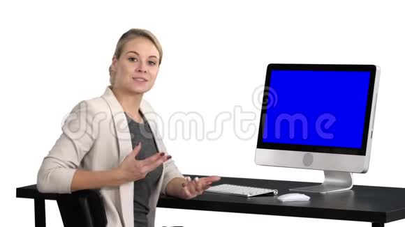 年轻漂亮的女士与相机交谈并在电脑屏幕上显示一些东西白色背景蓝色视频的预览图