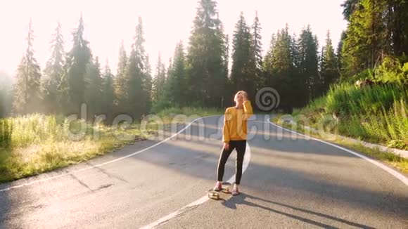 在空山道上溜冰的女孩视频的预览图