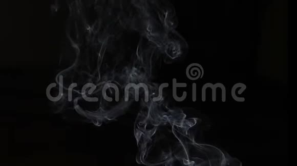 真实的干冰烟雾云雾覆盖完美的组合成镜头从一杯热水里蒸出来白色视频的预览图