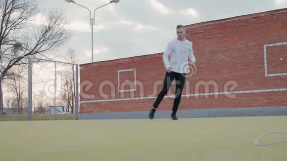 时髦的年轻人在街头平台上跳嘻哈视频的预览图
