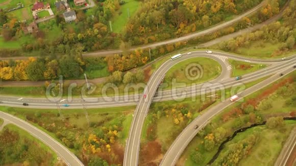 秋季有车道的主干道和出口到下一条道路的空中拍摄视频的预览图