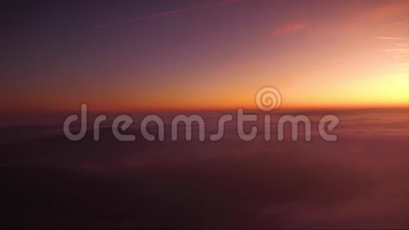 飞越云山在日出中突破视频的预览图