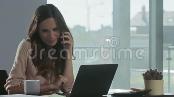 女商人在家里检查笔记本电脑快乐的人在手机上聊天视频的预览图