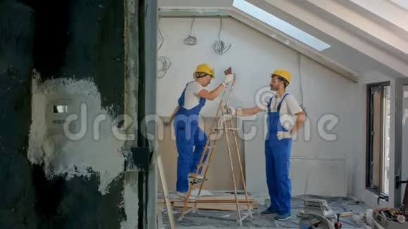 两名工人在修理建筑时使用梯子视频的预览图