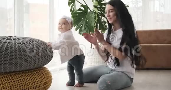 妈妈和女儿在客厅跳舞视频的预览图