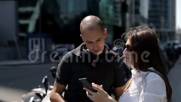 一个大城市的两个旅行者会认出那些在智能手机上看到的地方然后拍照视频的预览图