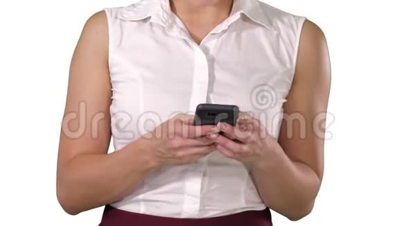 女人手拿着白色背景上的手机视频的预览图