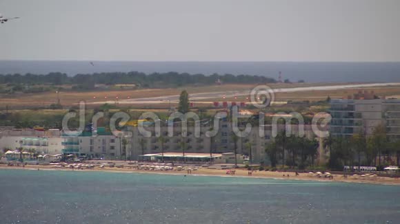 飞机降落在西班牙伊比萨岛视频的预览图