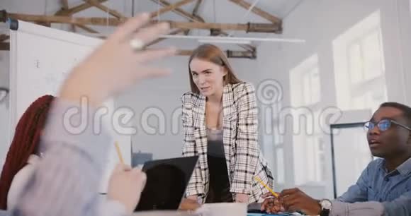 成功的积极美丽的年轻女商人微笑领导创造性的多民族员工在办公室会议视频的预览图