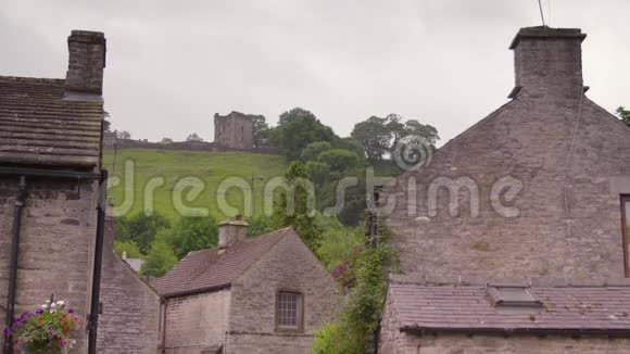 帕维尔城堡从村庄小屋卡斯尔顿视频的预览图