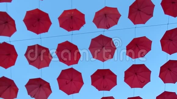悬挂的红色雨伞视频的预览图