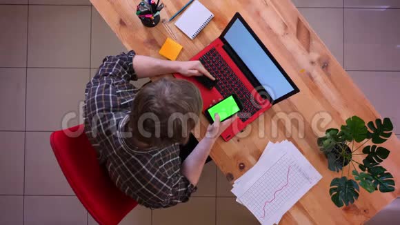 在笔记本电脑前用信用卡在线购物的年轻白种人商人的特写镜头视频的预览图