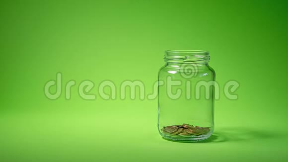 在玻璃瓶里装钱币视频的预览图