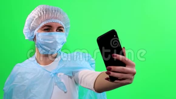 在染色背景上隔离的智能手机上拍照的护士视频的预览图