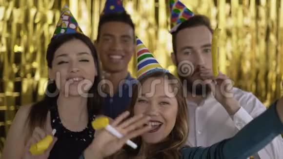 自拍照片4个快乐快乐的人他们用手机吹着烟斗在网络摄像头上聊天视频的预览图