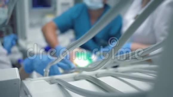 在牙科手术过程中人体手术从医疗设备下拍摄牙科的口腔不在视频的预览图