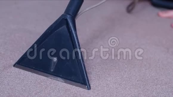 室内用专业吸尘器清除地毯上的污垢视频的预览图