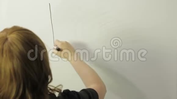 一个女人背着她站着在白板上画一张图表视频的预览图