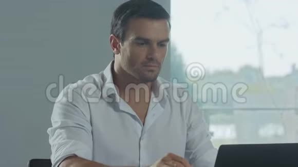 商人完成工作日男性喝咖啡的特写肖像视频的预览图