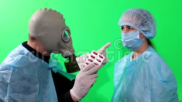 冠状病毒在染色背景上的概念人们戴着口罩视频的预览图