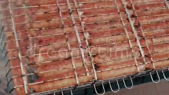 特写镜头库克在街餐馆的烤炉上用香肠打开烧烤炉视频的预览图