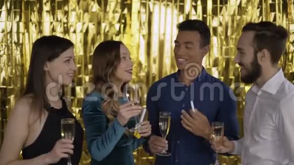 干杯在聚会上快乐快乐的人伙计们互相祝贺喝香槟一群笑声视频的预览图