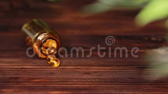 维生素补充丸欧米茄3木制桌子上有鱼肝油药品鱼油胶囊视频的预览图