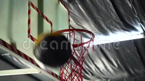 药球打在体育馆篮球圈的后面视频的预览图