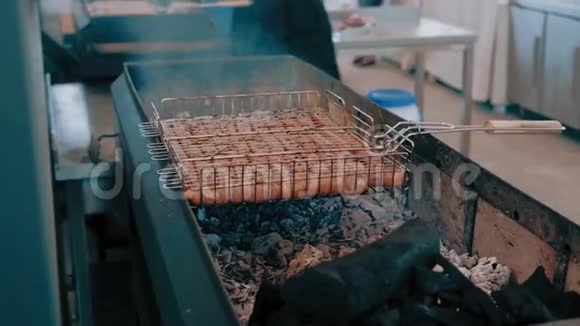 烤炉烧烤炉街式厨房视频的预览图