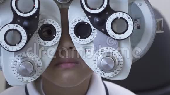 小男孩眼科医生用光翅目近距离检查眼睛可爱的少年穆拉特男孩视频的预览图