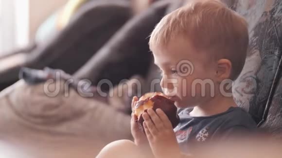 幼儿正在吃苹果适当的营养是健康的原则健康饮食视频的预览图