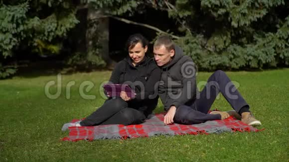 带着药片在草地上微笑的夫妇视频的预览图