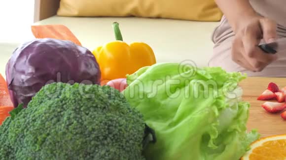 女人用蔬菜和水果切红草莓做健康沙拉食物烹饪和配料视频的预览图