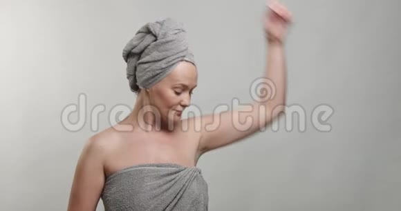 女人刮腋毛视频的预览图