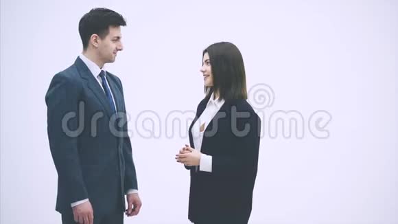 洽谈业务合作伙伴穿西装的男人和女人说话不礼貌用手势握手视频的预览图