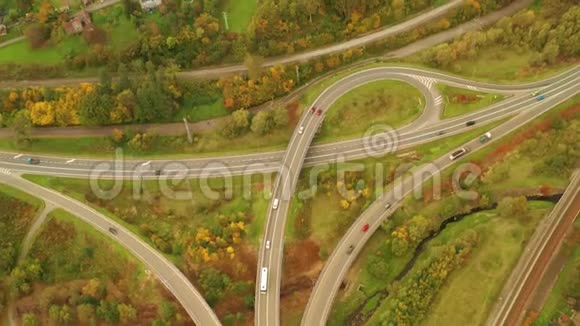 秋季有车道的主干道和出口到下一条道路的空中拍摄视频的预览图