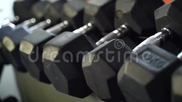在一个体育健身房里一排排黑色哑铃视频的预览图