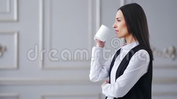 侧景成功时尚商务女性在豪华内部喝咖啡视频的预览图