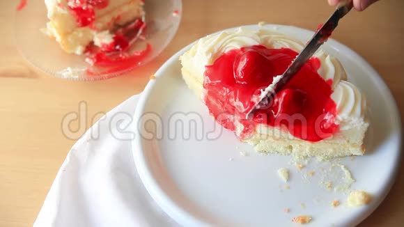 用草莓釉切蛋糕视频的预览图