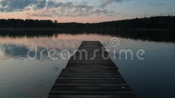 一个狭窄的木墩在湖面上视频的预览图