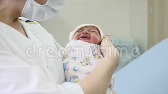 产妇之家概念医生手上的一个刚出生的婴儿两个小时的女婴睡着了新的生活观念健康儿童视频的预览图