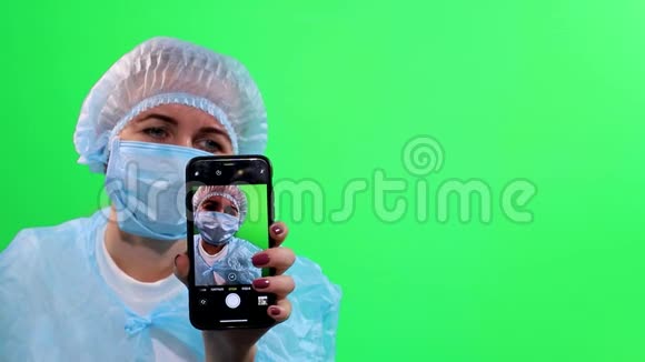 在染色背景上隔离的智能手机上拍照的护士视频的预览图