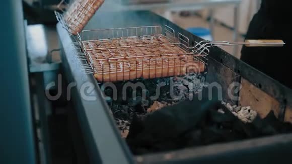 在公园的火锅上烹饪香肠视频的预览图